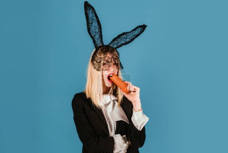Téléchargez les photos : Femme lapin à la carotte. Lapin de Pâques fille aux oreilles noires - en image libre de droit
