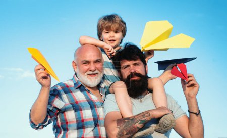 Téléchargez les photos : Hommes générations. Père et fils avec grand-père - heureux famille aimante
. - en image libre de droit