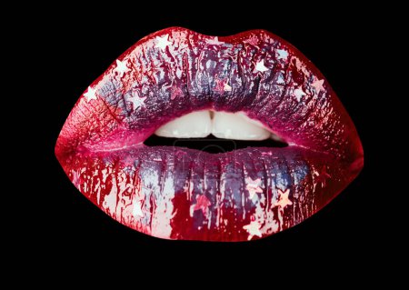 Téléchargez les photos : Femme sexy maquillage lèvres dents isolées sur fond noir comme art peint bouche couleur métallisée avec nuance violette - en image libre de droit