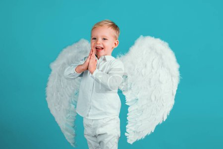 Téléchargez les photos : Studio shot de petit garçon enfant comme ange - en image libre de droit