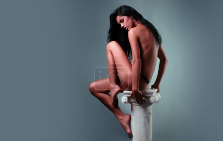 Foto de Mujer belleza natural sexy. Delgado cuerpo femenino perfecto. Seducir sensual desnuda chica desnuda. Concepto fetichista - Imagen libre de derechos