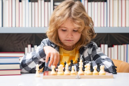 Foto de Chess, success and winning. Clever concentrated and thinking kid playing chess. Kids brain development and logic game - Imagen libre de derechos