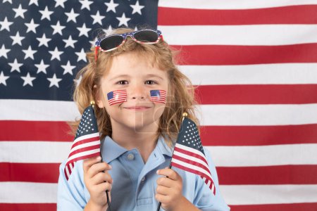 Foto de Día de la Independencia 4 de julio. Niño con bandera americana. Bandera americana en la mejilla de los niños. Estados Unidos bandera concepto - Imagen libre de derechos