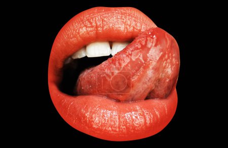Téléchargez les photos : Gros plan lèvres naturelles parfaites, bouche féminine avec la langue sortie. Des lèvres pleines sexy dodues. Détail du visage macro. Isolé sur noir - en image libre de droit