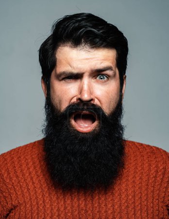 Foto de Retrato de hombre barbudo confuso. Las personas emociones. Cara excitada - Imagen libre de derechos