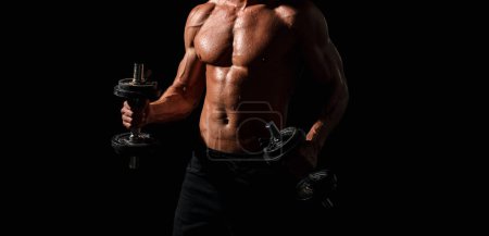 Foto de Poder, fuerza y estilo de vida saludable, deporte. Potente entrenador hombre musculoso atractivo hacer ejercicio. Sexy torso deportivo, hombre con mancuernas - Imagen libre de derechos