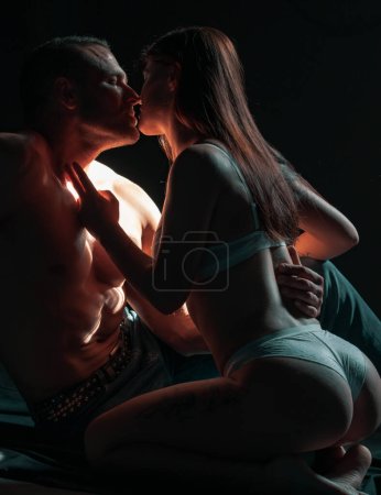 Foto de Pareja sexy enamorada. Novio sensual abraza amantes. Beso sensual, hombre besó a mujer. El concepto de ternura y afecto - Imagen libre de derechos
