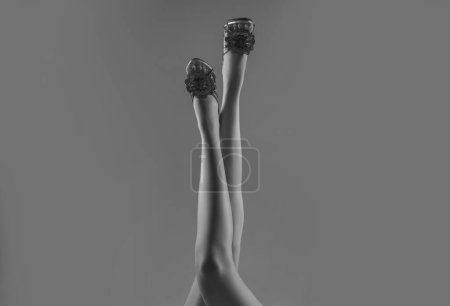 Téléchargez les photos : Femme sexy jambes minces. Une fille séduisante. Chaussures mode vogue - en image libre de droit