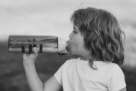 Téléchargez les photos : Reste hydraté. Enfant avec bouteille d'eau - en image libre de droit