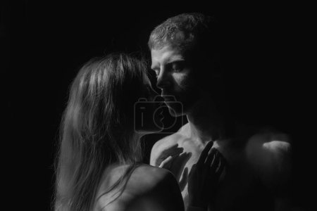 Téléchargez les photos : Homme embrassant et allant embrasser femme sensuelle. Couple aimant embrasser sur fond noir. Un véritable amour pour la Saint-Valentin. beau passionné couple est avoir Sexe - en image libre de droit
