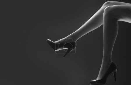 Foto de Mujer pies sexy. Chica seductora fetiche de pies piernas - Imagen libre de derechos