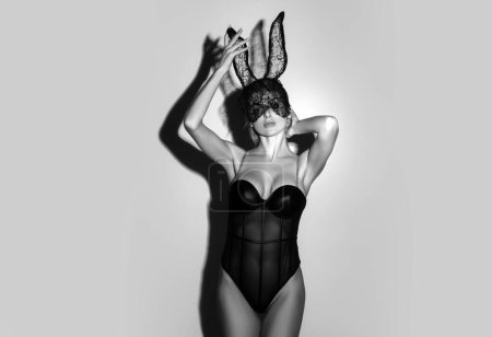 Foto de Conejo chica de Pascua. Sexy mujer retrato de moda en máscara de conejo. Sensual seductora. Mujer conejita desnuda, conejo de moda - Imagen libre de derechos
