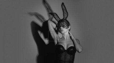 Schöne, sexy, nackte Frau in Halloween. Osterhasenkostüm und schwarze Spitzenmaske. Sexy Frau mit Hasenohren