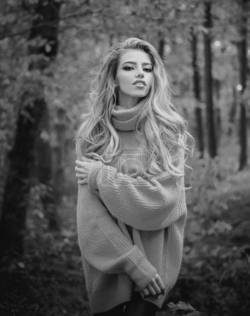 Photo for Beautiful happy smiling girl with long hair wearing stylish jacket posing in autumn day. Autumn outdoor portrait of beautiful happy girl walking in park or forest in warm knitted scarf. Autumn woman - Royalty Free Image