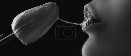 Foto de Sexy woman mouth and flowers. Oral sex, orgasm, blowjob, licking flower. Girl lips with tulips. - Imagen libre de derechos