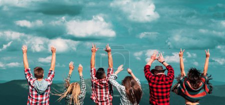 Téléchargez les photos : Bannière vacances voyage d'été amis. Groupe de randonneurs les bras levés sur le sommet de la montagne, levant les mains vers le ciel. Liberté d'amitié concept vacances d'été - en image libre de droit