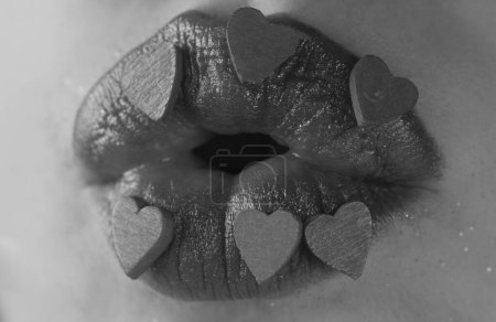 Téléchargez les photos : Jolies lèvres. Lèvres avec le cœur. Concept d'amour. Maquillage beauté - en image libre de droit