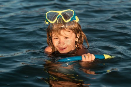 Téléchargez les photos : Enfants heureux garçon jouer dans la mer - en image libre de droit