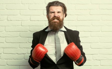 Téléchargez les photos : Homme d'affaires excité drôle en gants de boxe. Hommes d'affaires en désaccord, agressifs et en colère pendant le conflit - en image libre de droit