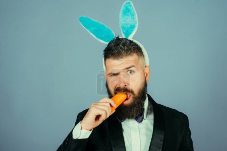 Téléchargez les photos : Happy easter day. Bunny rabbit man eat carrot. Cute bunny wear formal suit or tuxedo. Celebrating easter. Office party celebration. Healthy snack. Easter coming. - en image libre de droit