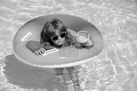 Foto de Vacaciones de verano. Lindo niño en la piscina - Imagen libre de derechos