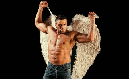 Téléchargez les photos : Sexy ange homme Cupidon avec des ailes d'anges et corps musculaire nu pour la Saint-Valentin - en image libre de droit