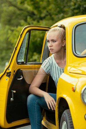 Foto de Conductora. Chica en coche retro. Estilo de automóvil de moda antigua - Imagen libre de derechos