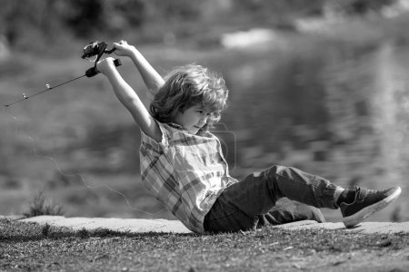 Foto de Niño con caña de pescar en el río. Un pequeño pescador en el lago. Niño en embarcadero con varilla - Imagen libre de derechos