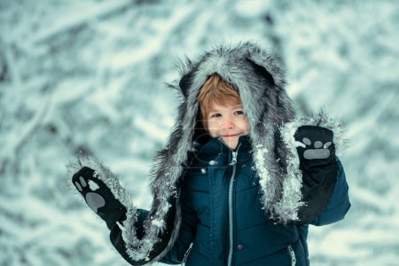 Foto de Infancia en el campo. Lindo chico de invierno en el helado parque de invierno. Feliz invierno. La mañana antes de Navidad - Imagen libre de derechos