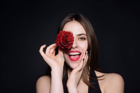 Téléchargez les photos : Happy smilig woman with flowers. Fashion portrait of young beautiful lady with flowers. Portrait of elegant beautiful woman with naked shoulder hold rose flower, isolated on studio background - en image libre de droit