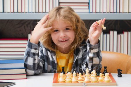 Foto de Escuela de ajedrez. Ajedrez para chico inteligente. Niño genio, alumno inteligente jugando juego de mesa lógica. Chico listo pensando en ajedrez - Imagen libre de derechos