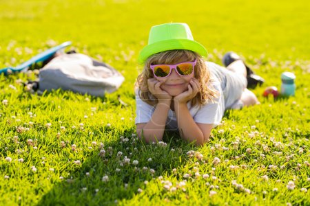 Foto de Summer holiday with children. Kids playing outdoors in summer park. Freedom and carefree. Happy childhood. Relaxing kid in green field during summer - Imagen libre de derechos