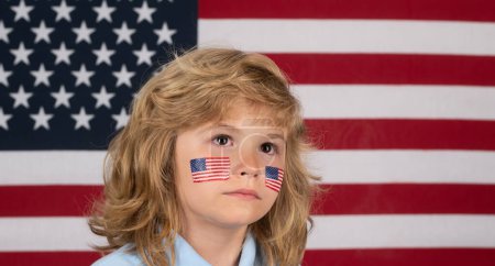 Téléchargez les photos : Jour de l'indépendance 4 juillet. Enfant avec drapeau américain. Drapeau américain sur la joue des enfants. Ventilateur américain - en image libre de droit