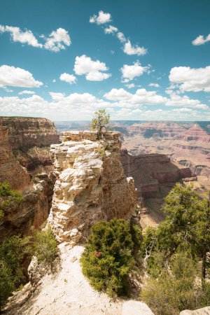 Foto de Cañón de roca roja, montañas rocosas. Canyonland escénico. Parque Nacional del Gran Cañón en Arizona - Imagen libre de derechos