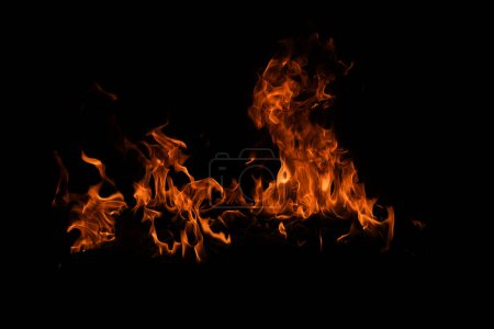 Téléchargez les photos : Isoler la flamme de feu sur fond noir. Brûler les flammes, texture abstraite. Conception d'art pour motif de feu, texture de flamme - en image libre de droit