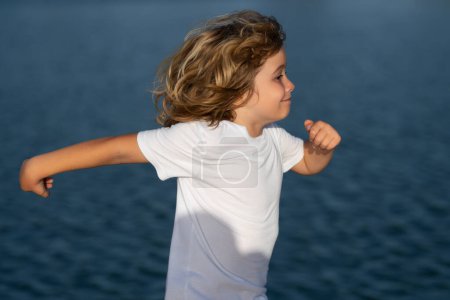 Foto de Niño jugando y corriendo en el parque de verano. Feliz infancia. - Imagen libre de derechos