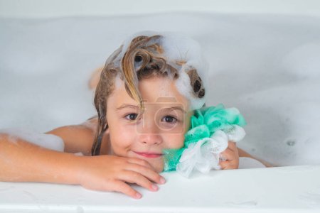 Foto de Champú para niños. Espuma en la cabeza del niño. Lindo lavado y baño de niños en un baño con espuma. Funny cara de niño bañado en el baño - Imagen libre de derechos