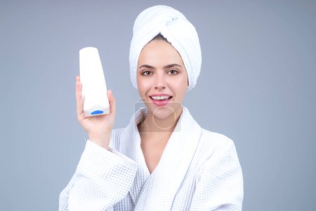 Foto de Woman with bottle shampoo in a studio - Imagen libre de derechos