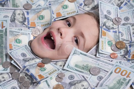 Téléchargez les photos : Drôle de visage d'enfant en dollars d'argent billets de banque fond. Billets en argent, billets en espèces, billets de 100 dollars américains - en image libre de droit