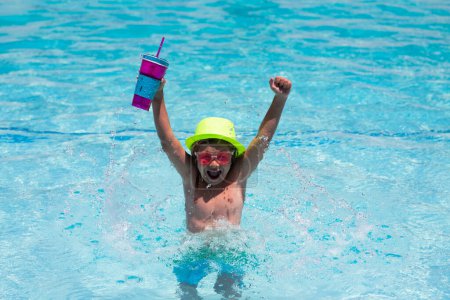 Téléchargez les photos : Enfant garçon dans la piscine avec cocktail. Les enfants nagent en vacances d'été. Plage mer et l'eau amusant. Cocktail été enfants - en image libre de droit