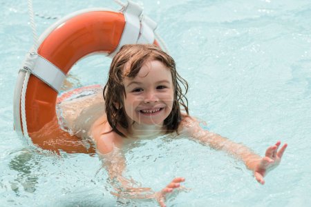 Téléchargez les photos : Vacances d'été. Week-end d'été pour enfants. Garçon dans la piscine. Enfant à Aquapark. Garçon drôle sur le cercle en caoutchouc gonflable - en image libre de droit