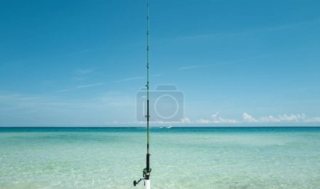 Téléchargez les photos : Pêche Mer et vacances d'été. Canne à pêche, fileuse, canne à poisson. Paysage marin relaxant - en image libre de droit