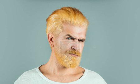 Téléchargez les photos : Portrait d'un homme barbu sérieux. Barbier teint barbe et moustache. Beau portrait masculin, gros visage - en image libre de droit