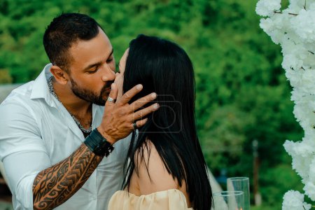 Téléchargez les photos : Passionné sensuel homme et femme profiter moment passionnant de premier baiser - en image libre de droit