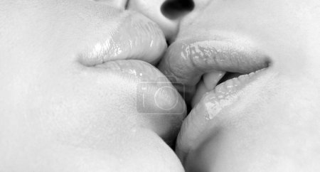 Foto de Besándome de cerca. Sexy rellenar los labios sin maquillaje. Dos hermosas lesbianas sexys enamoradas. Pasión y beso sensual. Pareja homosexual de cerca - Imagen libre de derechos