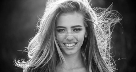 Foto de Female slim model. Fashion photo of beautiful lady. Beauty young model with perfect make-up. Amazing smile. Sexy woman. Fashion make up. White teeth. Healthy teeth, healthy long natural hair - Imagen libre de derechos
