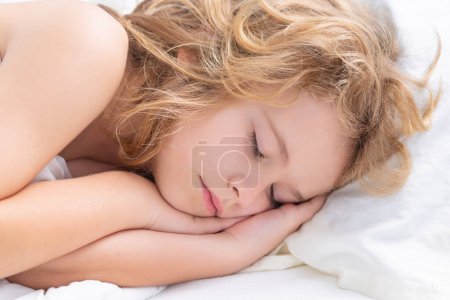 Foto de El chico duerme de cerca. Niña durmiendo en la cama. Hora de dormir, los niños duermen. Niño dormido en la almohada, teniendo un sueño saludable - Imagen libre de derechos