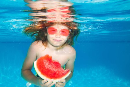Téléchargez les photos : Les enfants d'été font face. Petit garçon nageant sous l'eau sur la plage en mer en été. De l'eau bleue. Enfant garçon nageant dans la piscine. Voyage d'été - en image libre de droit
