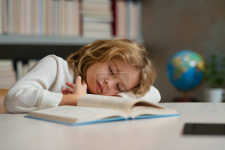 Foto de Niño de escuela cansado, alumno aburrido durmiendo en la escuela. Concepto de escuela y educación - Imagen libre de derechos