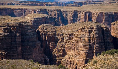 Foto de Cañón de rocas, montañas rocosas. Cañón de roca roja paisaje panorámico. Parque Nacional del Cañón. Vista de una montaña desierta. Famoso lugar de senderismo americano - Imagen libre de derechos